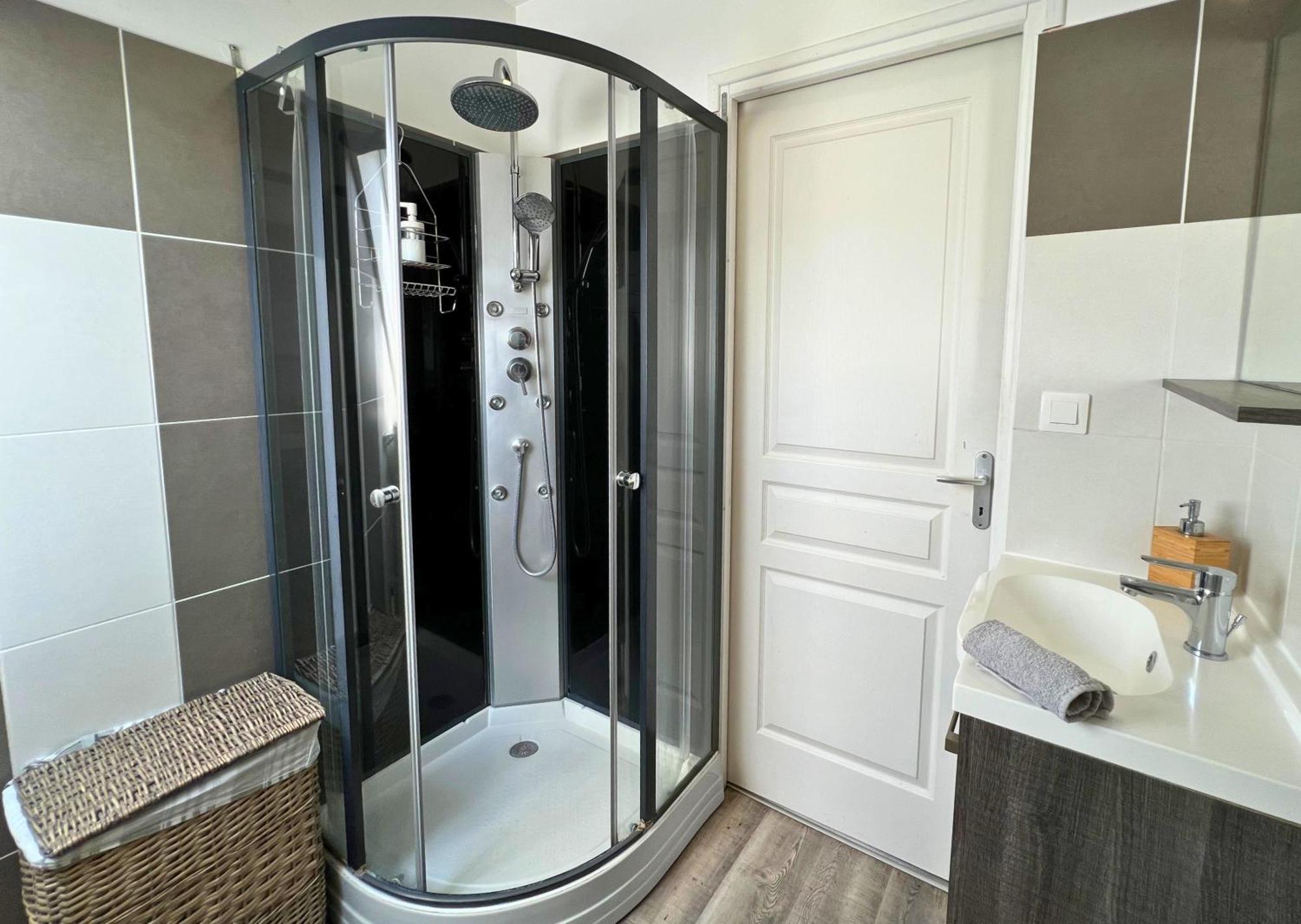 Appartement - Parking Prive Gratuit, Proche Centre-Ville Et Gare De Saint-Omer Sint-Omaars Buitenkant foto